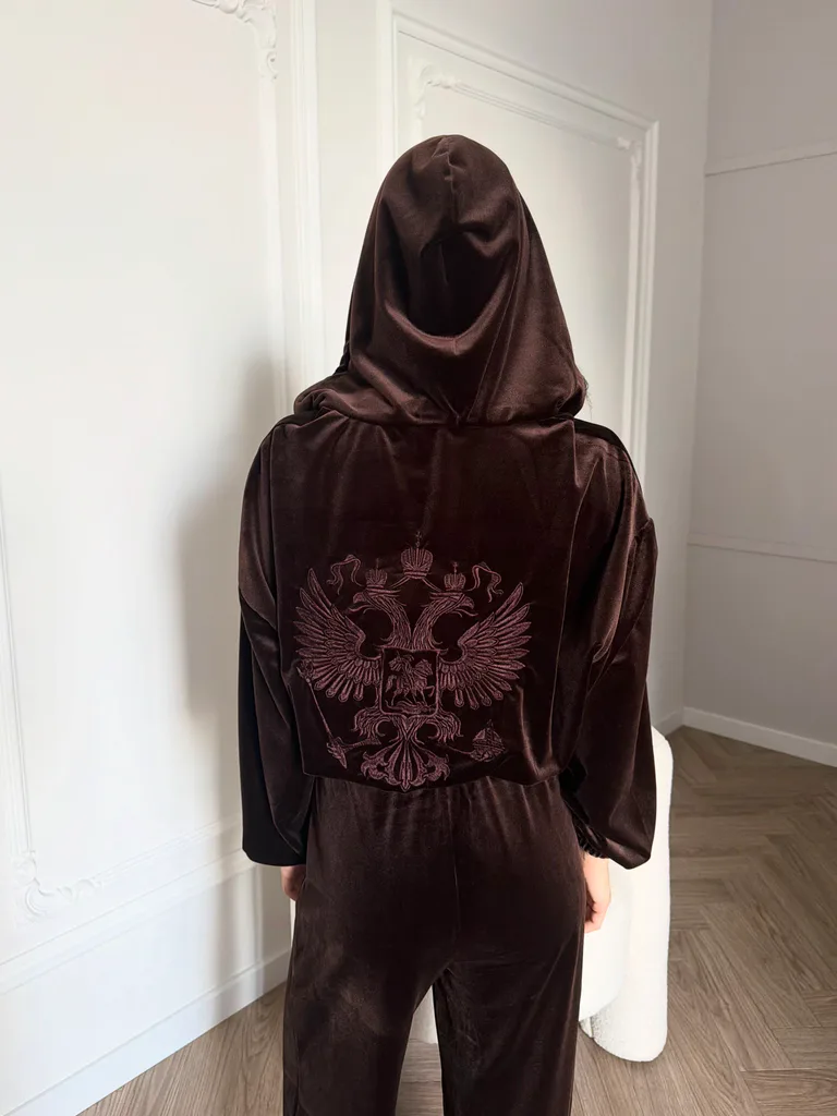 Костюм велюровый с гербом