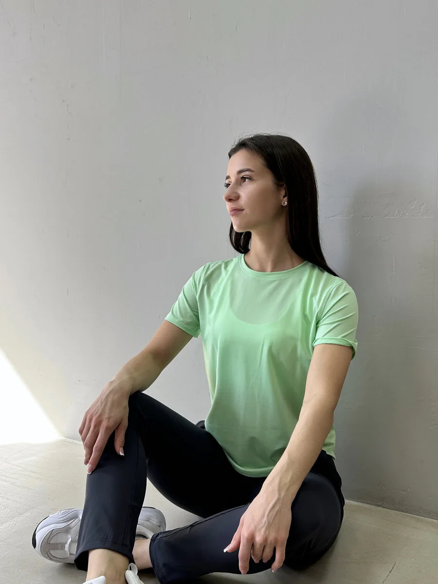 Спортивная фактурная футболка скругленная снизу